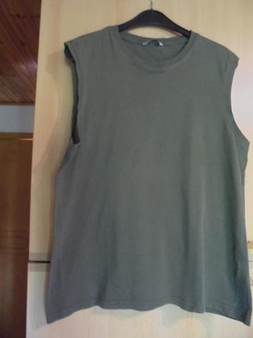 groen/kaki t-shirt small beschikbaar voor biedingen
