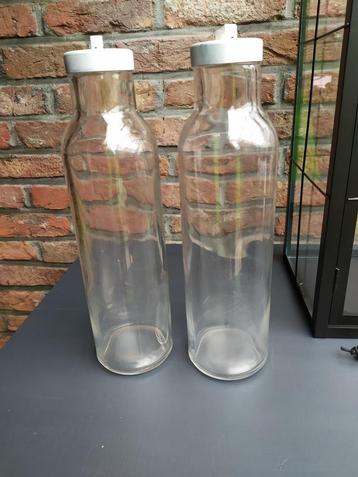 2 glazen flessen van 1 liter afsluitbaar beschikbaar voor biedingen