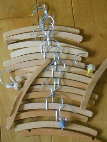 Houten kinder kleerhangers - 18 st. waarvan 3 met diertjes beschikbaar voor biedingen