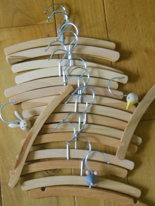 Houten kinder kleerhangers - 18 st. waarvan 3 met diertjes, Kinderen en Baby's, Kinderkamer | Inrichting en Decoratie, Zo goed als nieuw