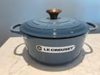 Nieuwe Le Creuset Chambray Bleu 24 cm 4,2 liter, Gietijzer, Nieuw, Ophalen of Verzenden, Keramische plaat