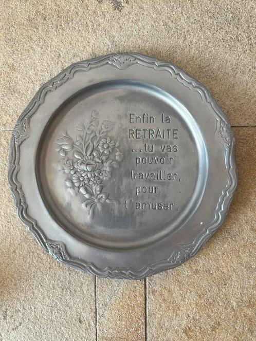 Vintage wandbord in tin met Franse pensioenspreuk, Antiek en Kunst, Antiek | Tin, Ophalen of Verzenden