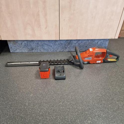 Gebruikte Husqvarna 520iHD70 heggenschaar met ac-cu + lader, Tuin en Terras, Heggenscharen, Gebruikt, Accu, Ophalen of Verzenden