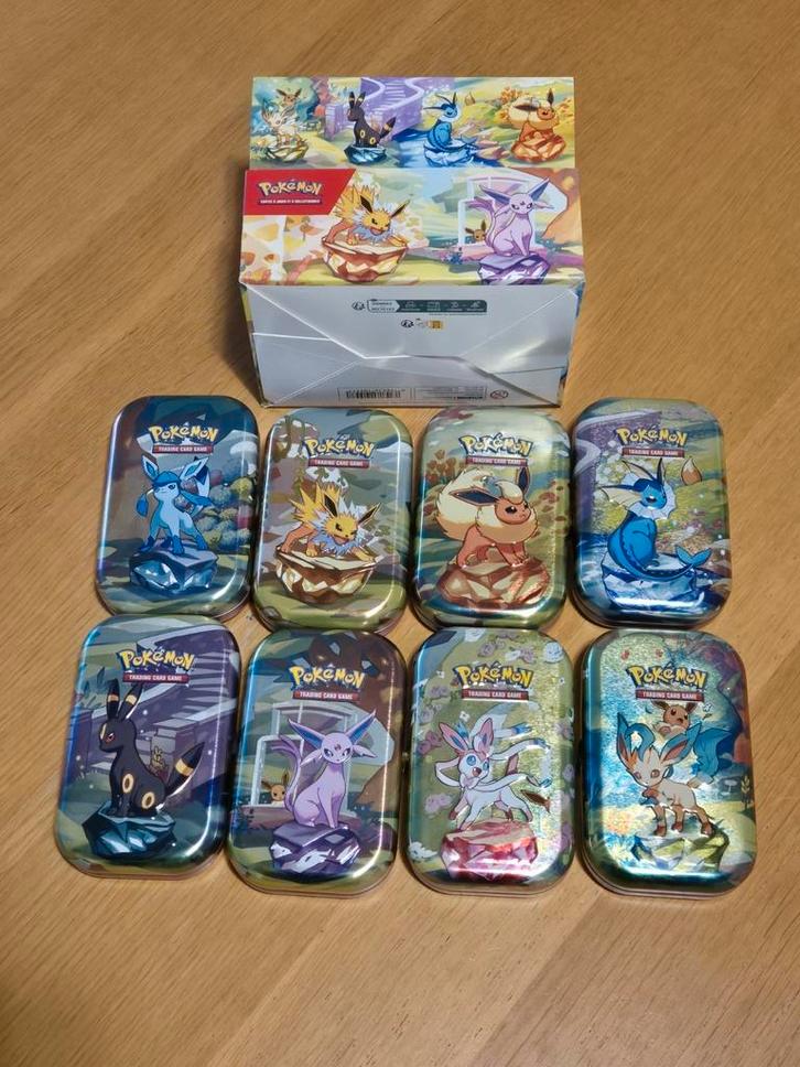 Pokemon Mini Tin Prismatic Evolutions-display (leeg), Hobby en Vrije tijd, Verzamelkaartspellen | Pokémon, Zo goed als nieuw, Ophalen of Verzenden