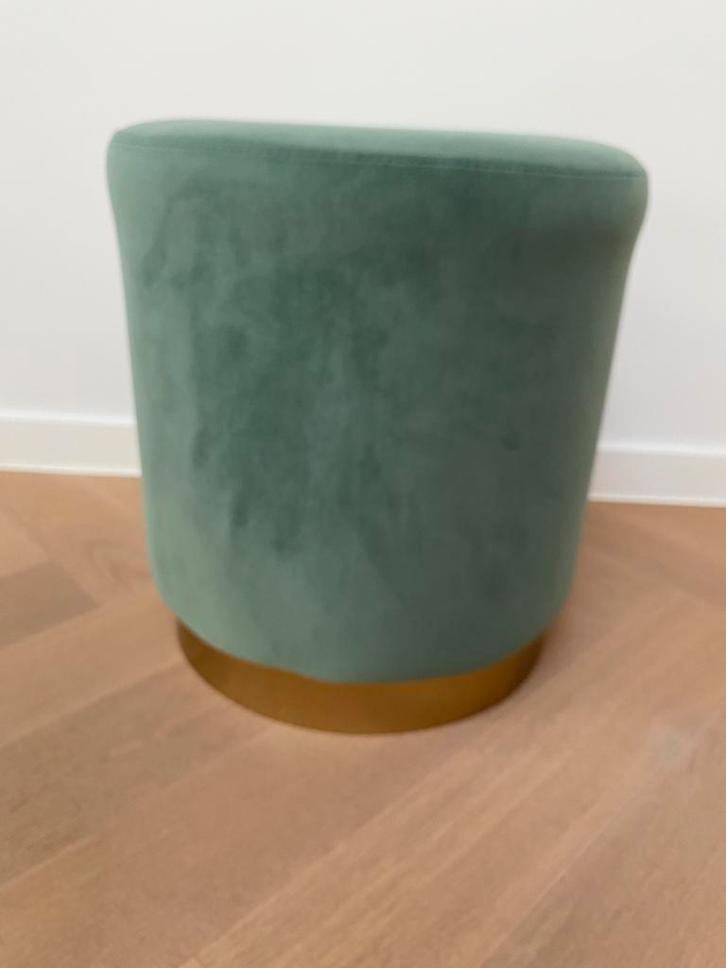 Groene poef velvet met messing voet, Huis en Inrichting, Zetels | Voetbanken en poefs, Zo goed als nieuw, Ophalen
