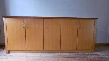 Stevige dressoirkast  beschikbaar voor biedingen