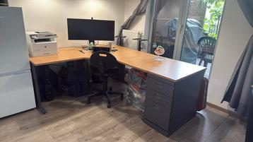 Hoekburo met lade desk beschikbaar voor biedingen