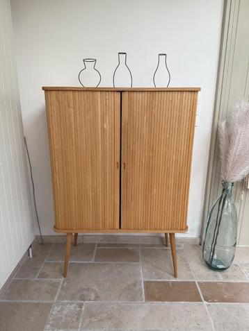 Bamboe dressoir met 4 glazen planken — modern design beschikbaar voor biedingen