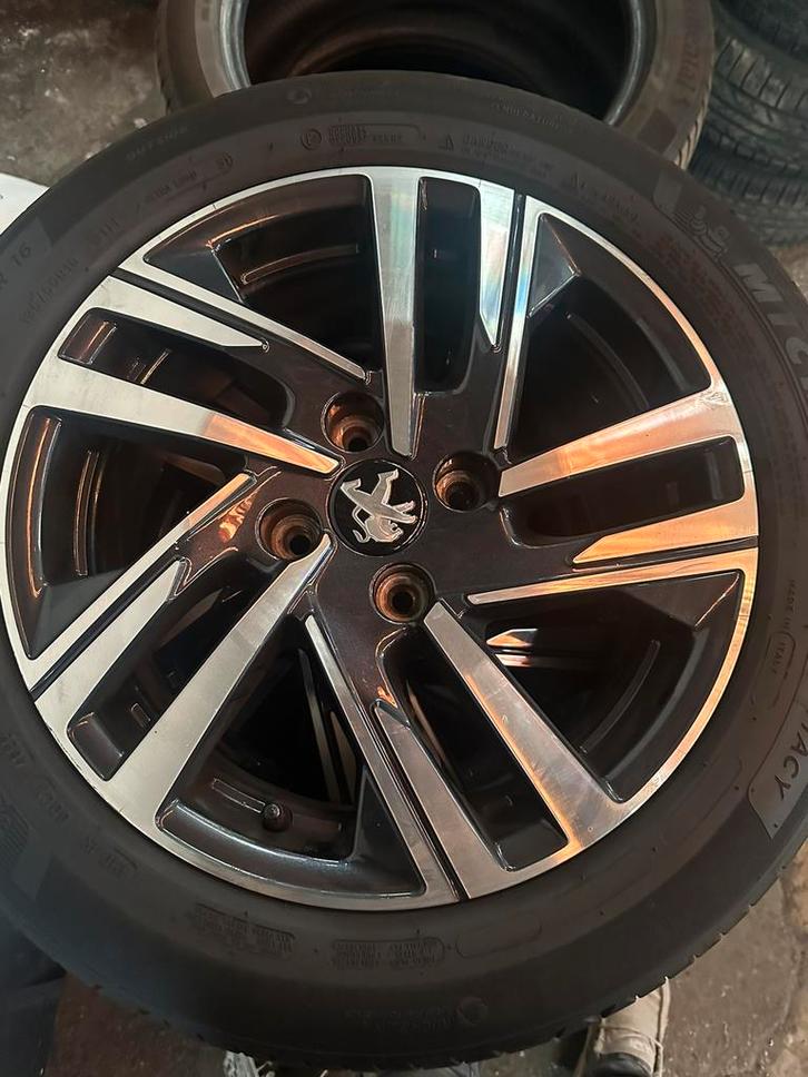 4 Jantes avec pneus 16 pouces original Peugeot 208 2023, Autos : Pièces & Accessoires, Pneus & Jantes, Jante(s), 16 pouces