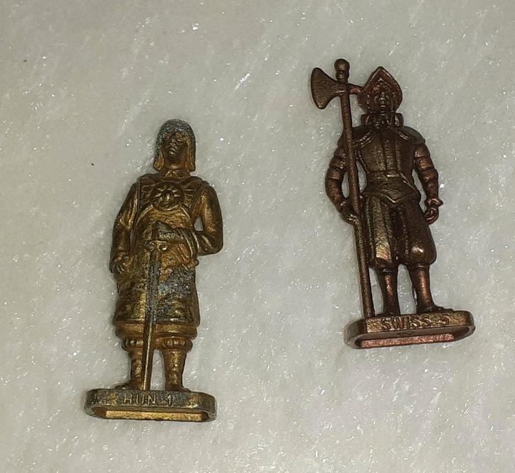 Verzamelen 2 vintage metalen soldaatjes HUN 1 en SWISS 5, Antiek en Kunst, Antiek | Speelgoed, Verzenden
