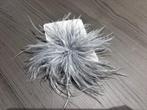 Nieuwe broche met lichrgrijzen veren in Perf Nieuwe st, Ophalen of Verzenden, Nieuw, Grijs, Overige materialen