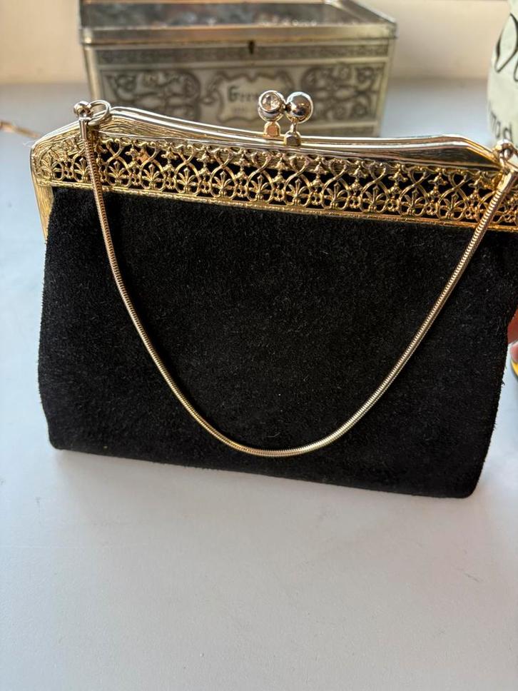 (J)Vintage zwart tasje met goud filigraan en strass sluiting, Handtassen en Accessoires, Tassen | Damestassen, Zo goed als nieuw