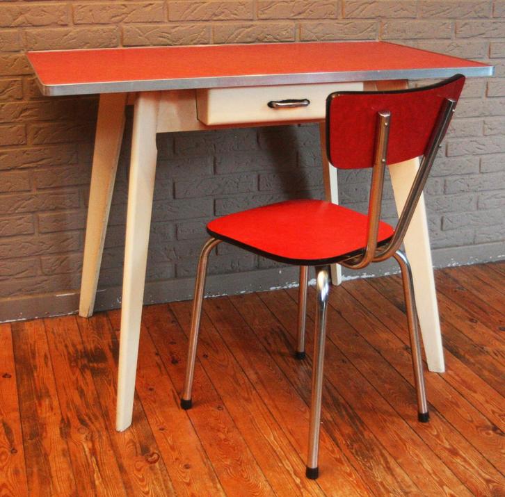 Rode Formica Tafel / Bureautafel Met Rode Formica Stoel, Antiek en Kunst, Antiek | Meubels | Tafels, Ophalen