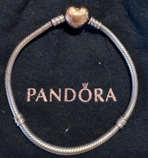 Pandora armband met bedels, Handtassen en Accessoires, Bedels, Zo goed als nieuw, Pandora, Zilver, 4 bedels of meer, Ophalen