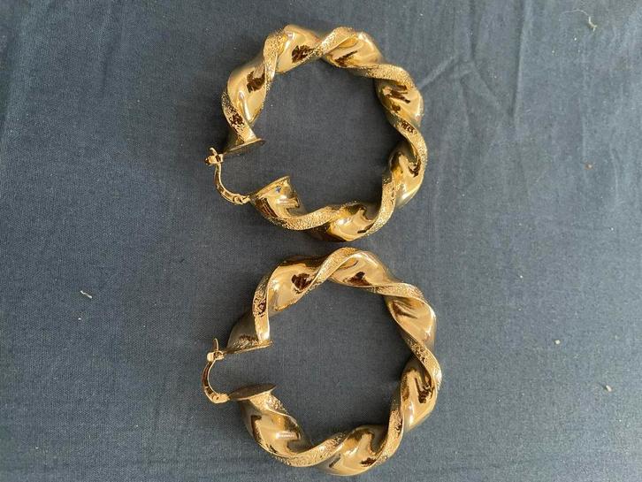Gouden gedraaide oorringen — met buidel, Handtassen en Accessoires, Kettingen, Nieuw, Goud, Goud, Met hanger, Ophalen of Verzenden