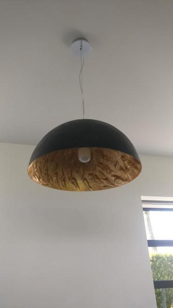 Mooie grote lamp met goudkleurige binnenkant landelijke stij beschikbaar voor biedingen