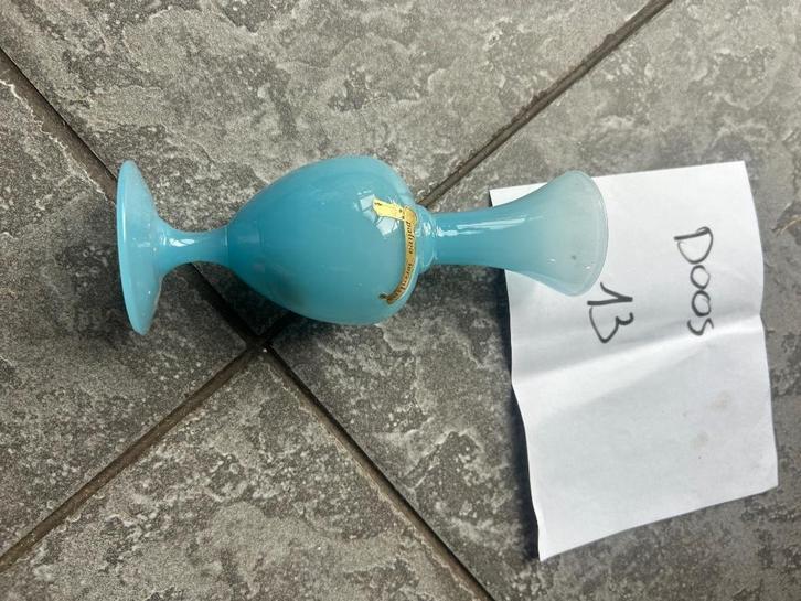 Italiaans twee opaline vaasjes, Huis en Inrichting, Woonaccessoires | Vazen, Zo goed als nieuw, Blauw, Glas, Ophalen of Verzenden