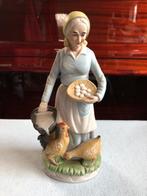 Beeld van boerin met mand eieren en kippen, Verzamelen, Ophalen, Zo goed als nieuw, Mens