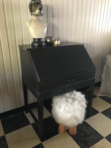 Secretaire beschikbaar voor biedingen