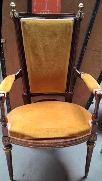 Sierlijke stoel met armleuningen beschikbaar voor biedingen