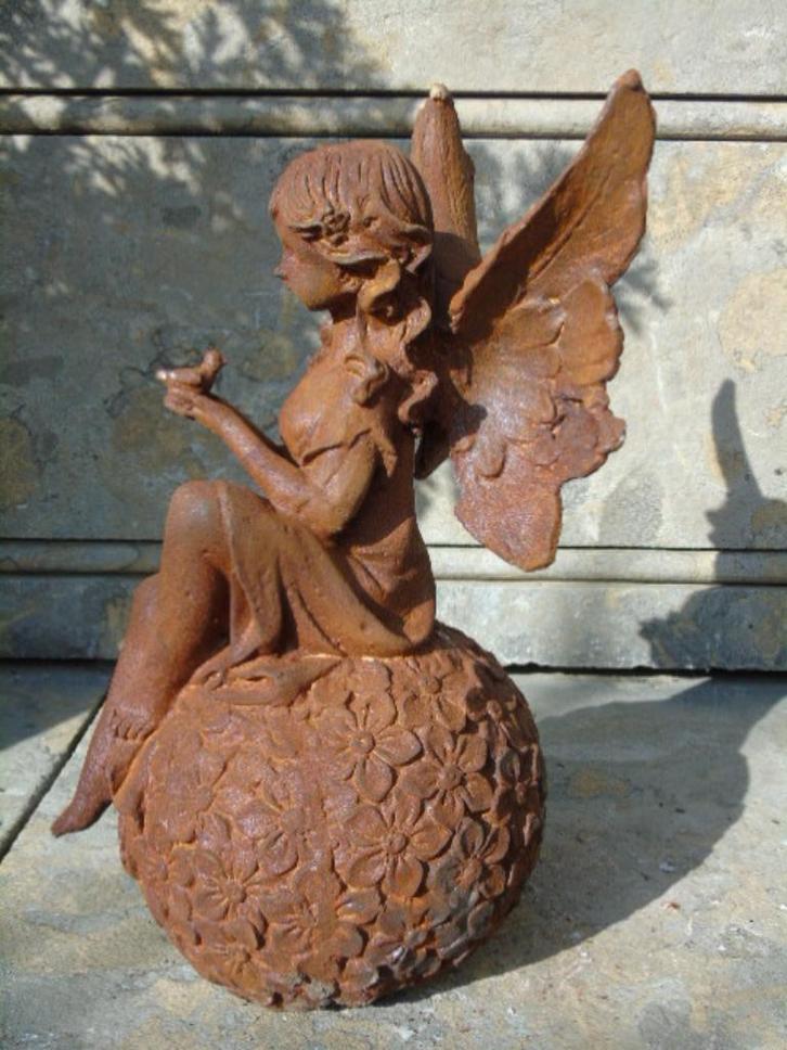 Een elf zittend op een roestige gietijzeren bloembal, Tuin en Terras, Tuinwanddecoratie, Nieuw, Ophalen