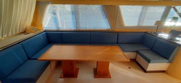 Comfortabele zithoek en tafel beschikbaar voor biedingen