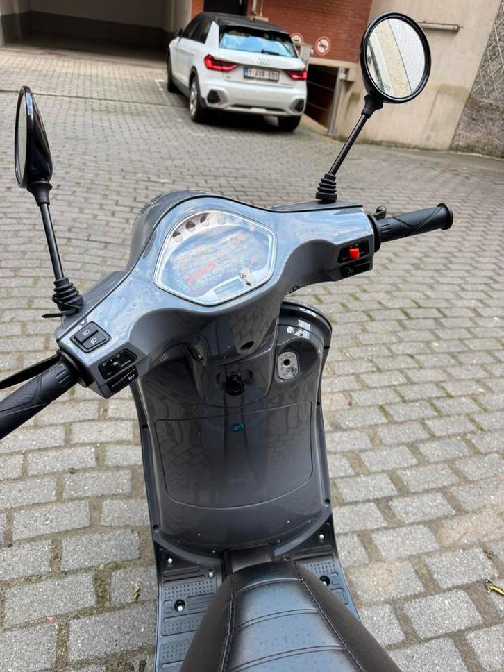 Lichtblauwe GTS Toscana 2025 – NIEUWE versie A-klasse, Fietsen en Brommers, Brommeronderdelen | Scooters, Zo goed als nieuw, Ophalen