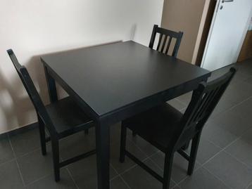 Tafel (met verlengstuk) + 3 Ikea-stoelen beschikbaar voor biedingen