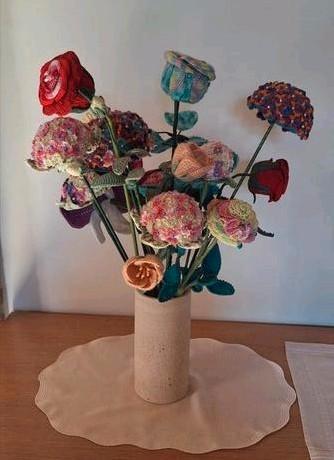 Mooie groot gehaakte bloemen boeket beschikbaar voor biedingen
