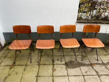 Antieke stoelen in Pagholz-stijl beschikbaar voor biedingen