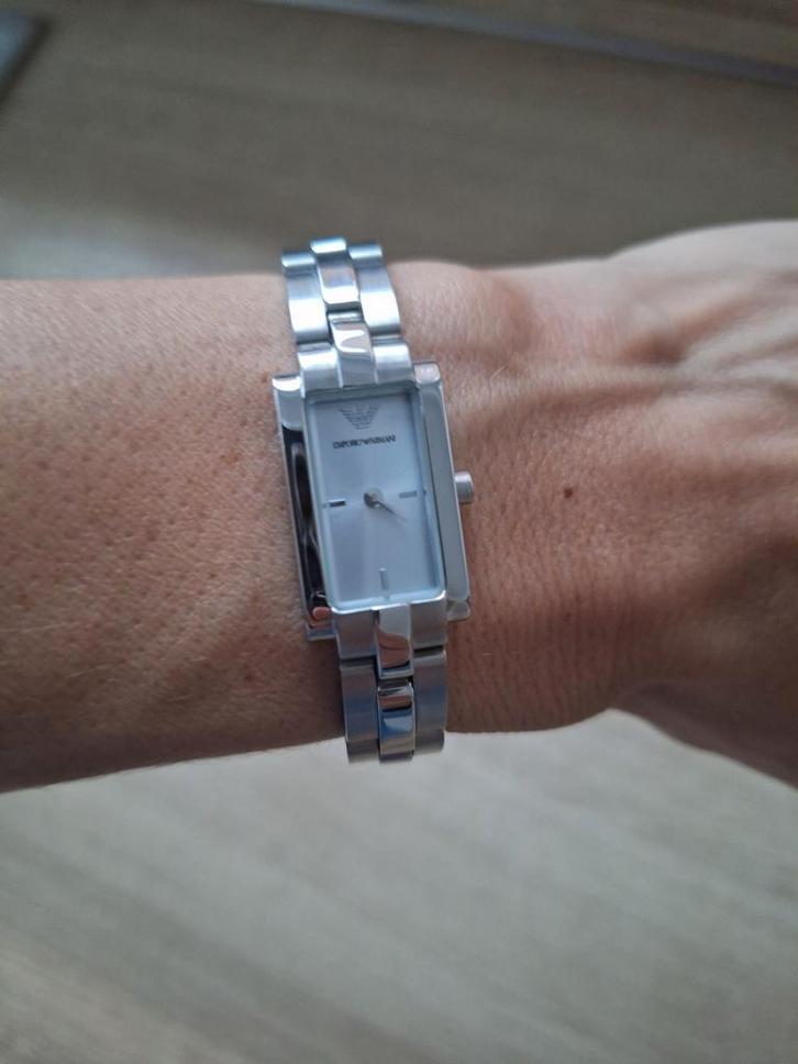 Montre Emporio Armani comme neuve!, Bijoux, Sacs & Beauté, Montres | Femmes, Neuf, Enlèvement ou Envoi