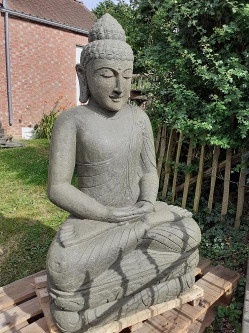 GROTE BOEDDHA MEDITEERT IN NATUURSTEEN, Tuin en Terras, Tuinbeelden, Zo goed als nieuw, Boeddhabeeld, Steen, Ophalen