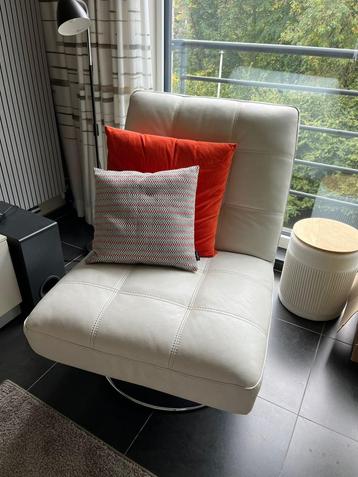 Witte lederen fauteuil beschikbaar voor biedingen