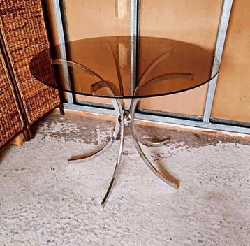 Table vintage Chrome et Verre Fumé 1970's  disponible aux enchères