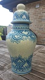 Vintage wit / blauwe aardewerk vaas met deksel, Blauw, Aardewerk of Porselein, Ophalen of Verzenden, Zo goed als nieuw