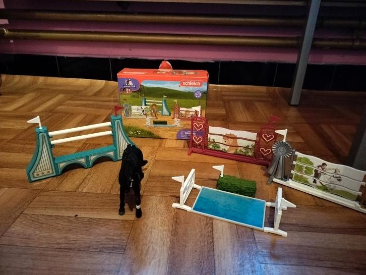 Schleich spring set + doos en paard, Collections, Jouets, Neuf, Enlèvement ou Envoi