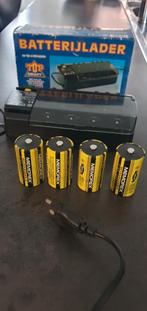Lader oplaadbare batterijen en 4 batterijen, Ophalen of Verzenden, Zo goed als nieuw