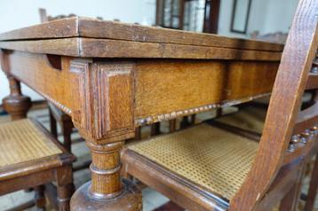 Tafel en stoelen beschikbaar voor biedingen