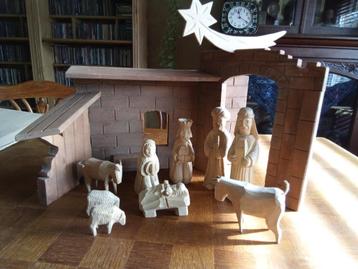 Handgesneden kerststal beschikbaar voor biedingen