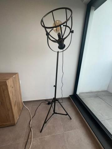 Vloerlamp 168x68x34 beschikbaar voor biedingen