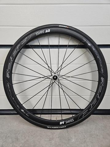 DT Swiss R32 Spline DB voorwiel + Continental GP 5000 band disponible aux enchères