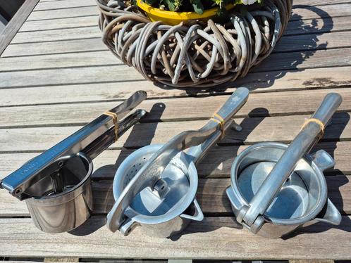 Antieke handmatige fruitpers roestvrij staal; 3 stuks=€25, Huis en Inrichting, Keuken | Potten en Pannen, Zo goed als nieuw, Pot, Bus of Blik