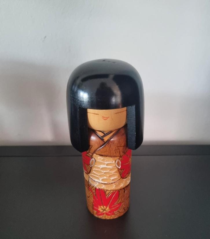 Mooie "Autumn Leaves" Kokeshi van Kisaku, Antiek en Kunst, Kunst | Beelden en Houtsnijwerken, Verzenden