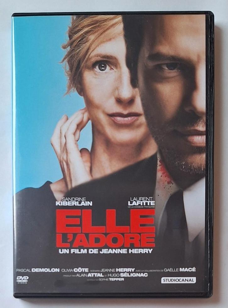 Elle l'adore (Kiberlain/Lafitte) comme neuf, CD & DVD, DVD | Comédie, Comme neuf, Tous les âges, Enlèvement ou Envoi