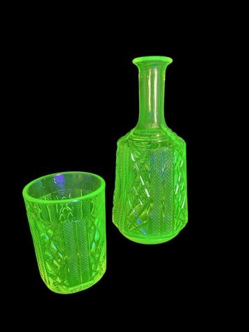 Uranium karaf met glas beschikbaar voor biedingen