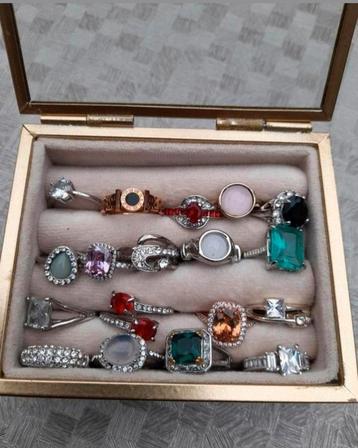 Prachtige moderne stralende ringen met crystal10 euro per st beschikbaar voor biedingen