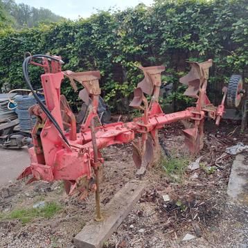 Charrue à trois ciseaux Steeno à vendre