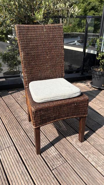 8 mooie zware stoelen beschikbaar voor biedingen