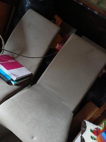 4 stoelen beschikbaar voor biedingen