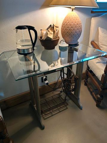 Bijzettafel glas met Singer onderstel  beschikbaar voor biedingen